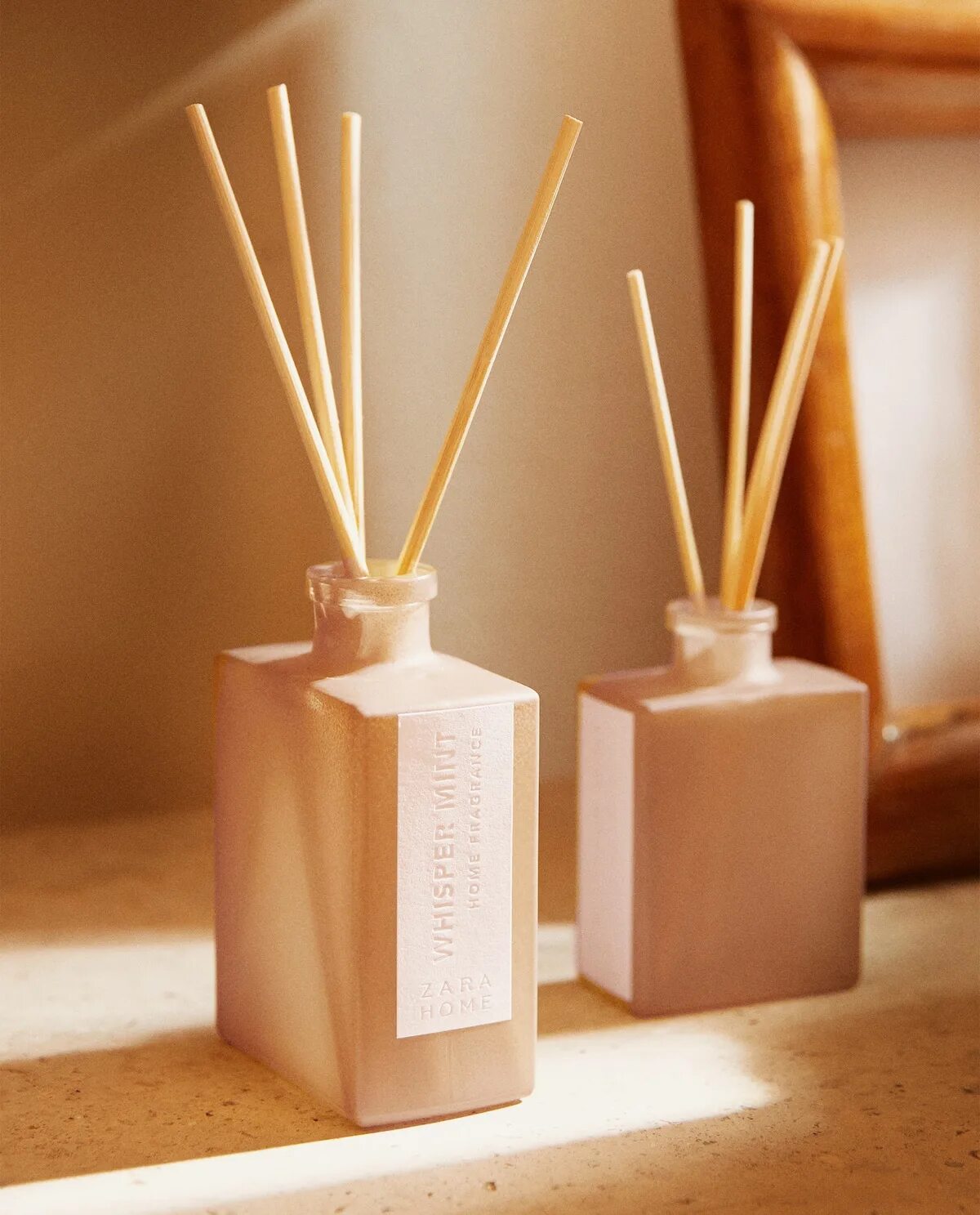 Zara home диффузор. Whisper mint zara home. reed diffuser zara home. zara home patchouli диффузор.