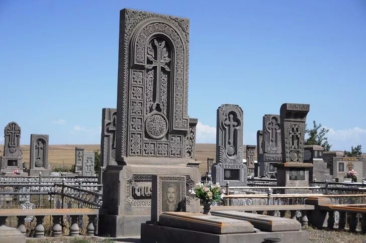 Армянские памятники на кладбище. Хачкар сомик эчмиадзин. Армениипамятник геноциту армян. Армянские памятники на кладбище. Армения монумент мать армения.