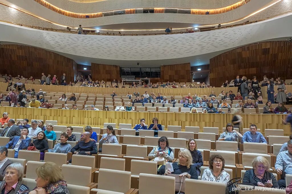 Зарядье трансформация зала в ровный пол. Парк зарядье концертный зал. зарядье холл малый зал. концертный зал зарядье амфитеатр середина. кз зарядье большой зал.