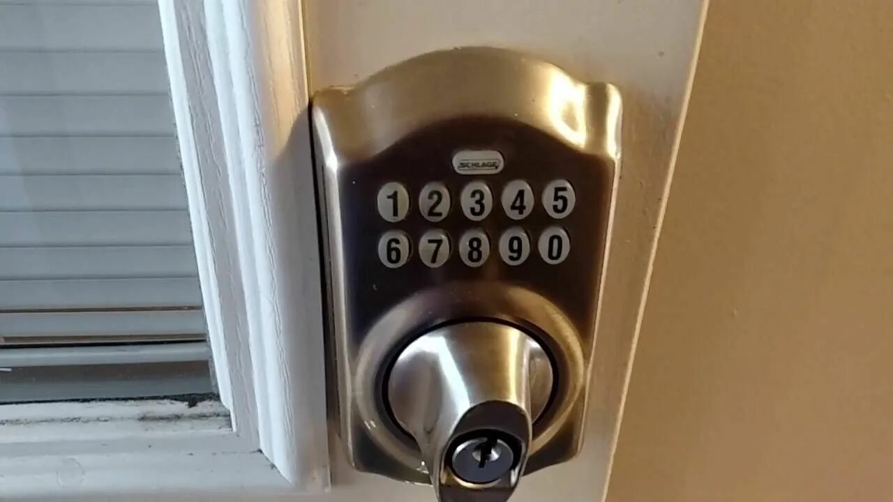 Lock programs. Кодовый замок на дверь. Код на двери. Airlock для двери. Замок с кодом на дверь.