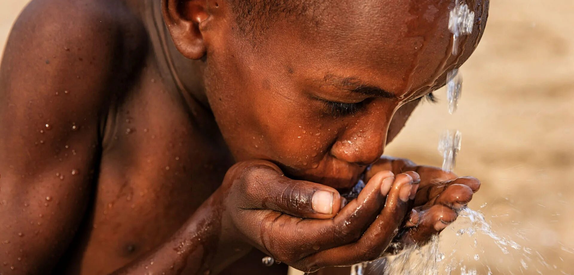 Африканские дети пьют воду. Питьевая вода в африке. Люди в африке возьми мои слезы. Юар люди. Певица аннет сай.