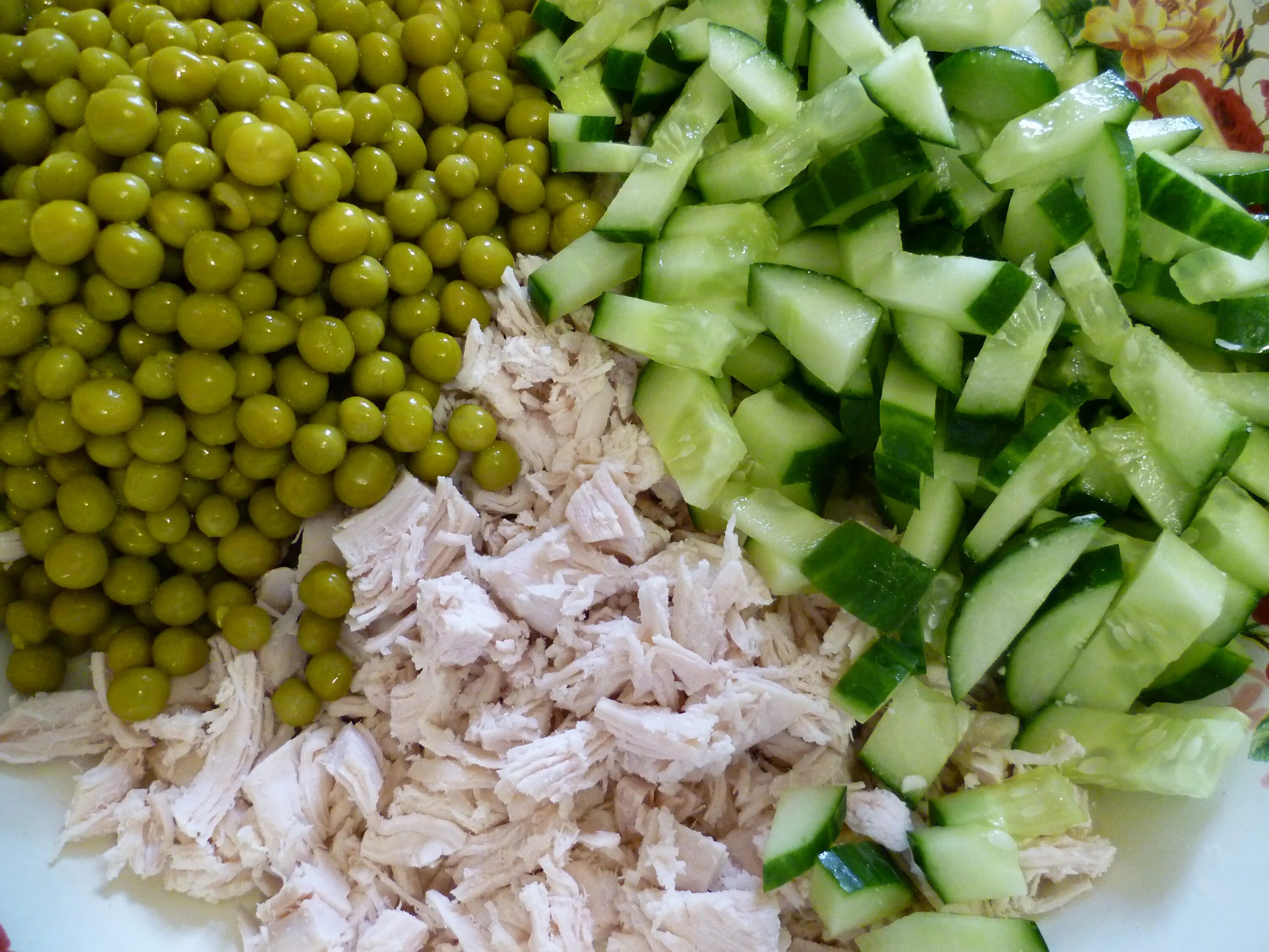 Рецепт салат курица горошек. Салат с курицей и горошком. Салат с курицей и зеленым горошком. Салат курица с горохом. Салат с огурцом и горошком.