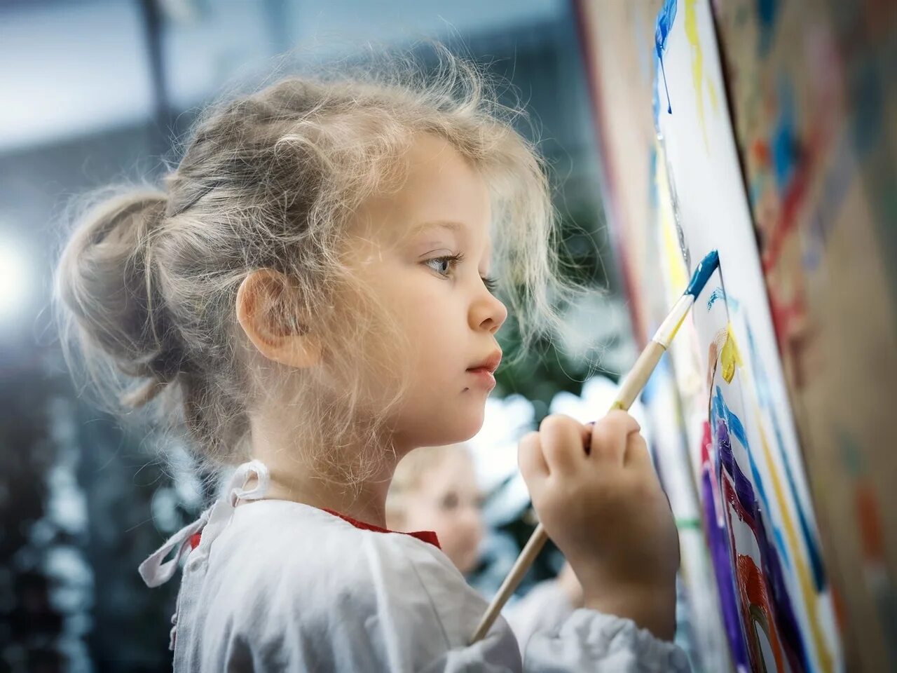 Чтение и пение. Творческие дети. Искусство для детей. Краски для детей. Дети творчество.