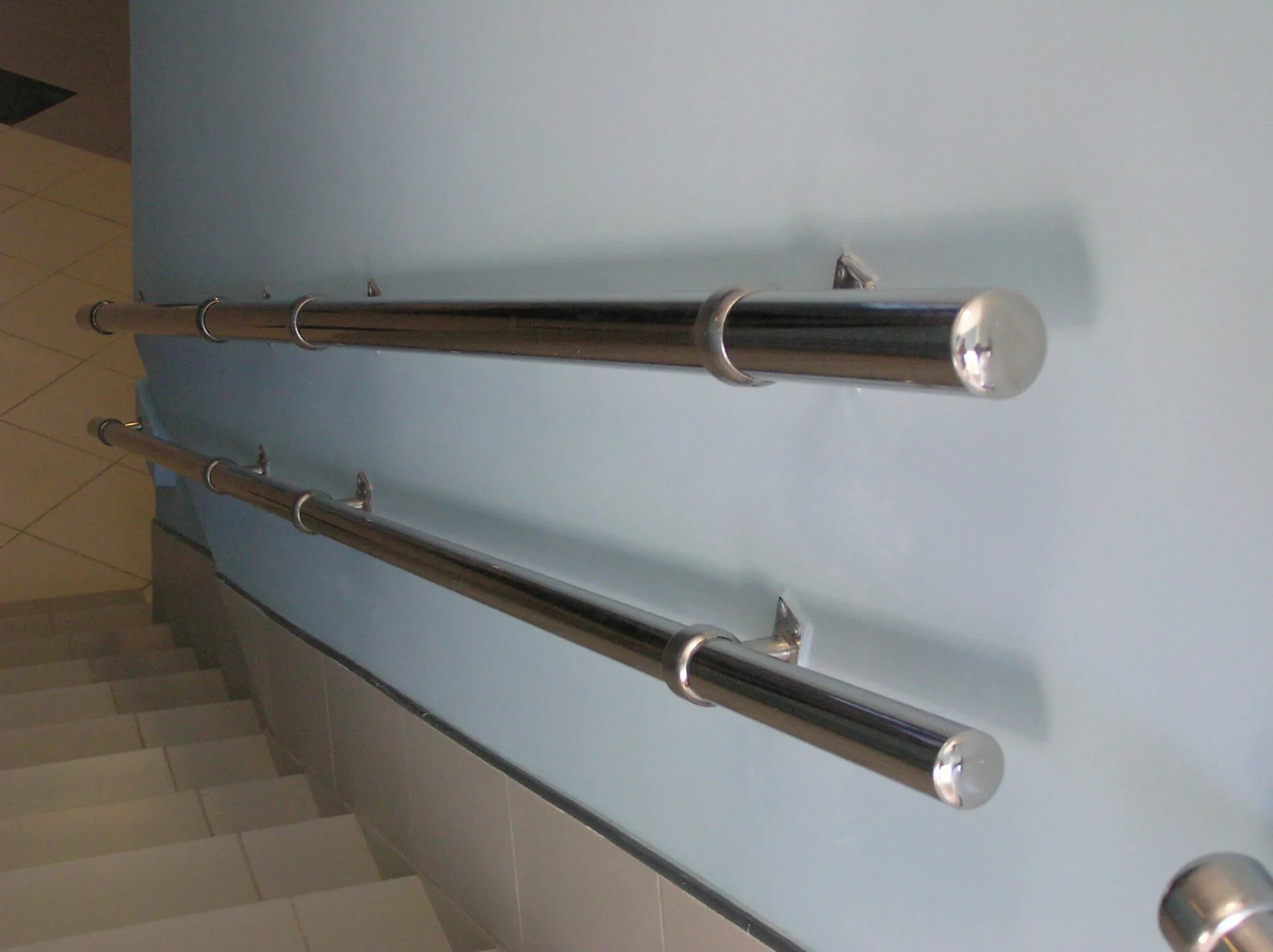 "пристенный поручень" двухуровневый l=16900мм, h=900мм, 700м. пристенный поручень 40х20. металлические листы для обшивки. профиль для hpl панелей. нержавейка на стену.