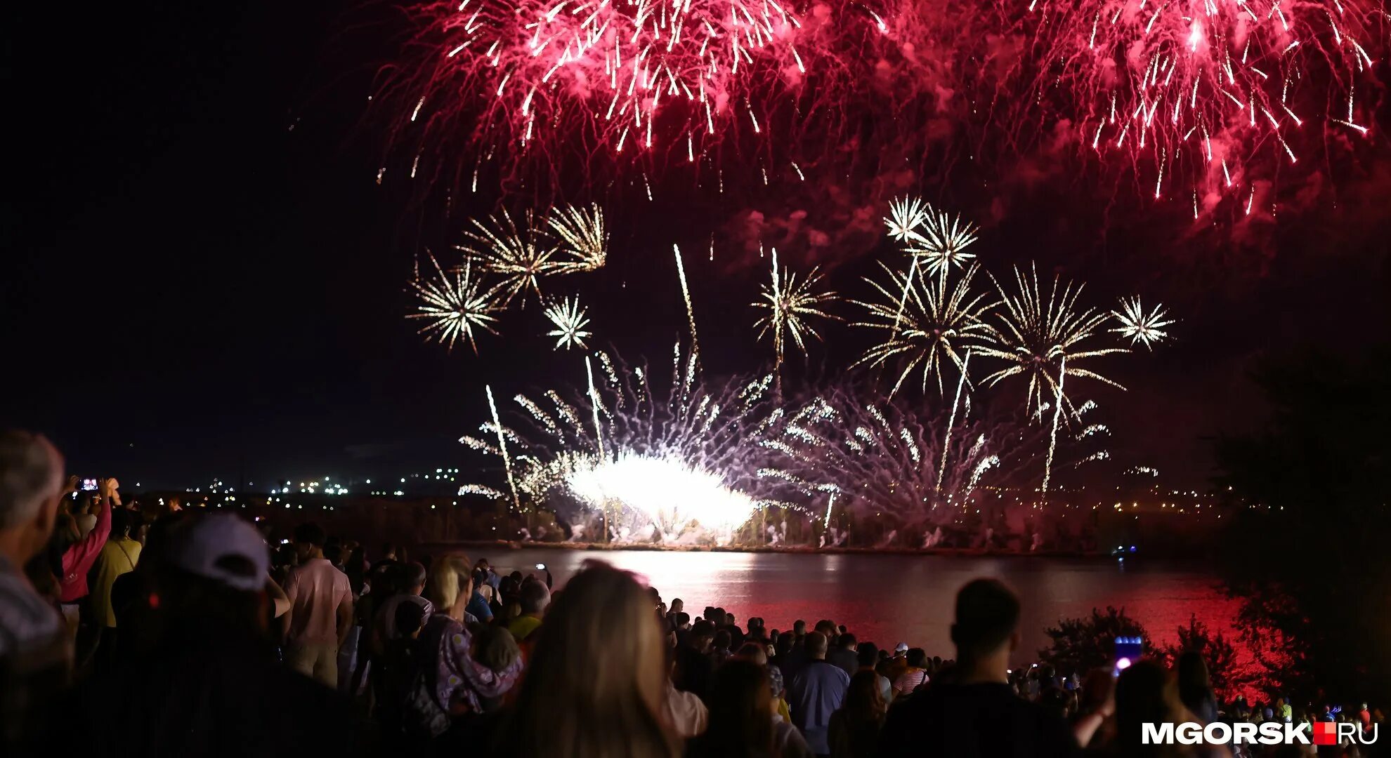 Салют сердце. В честь чего салют 26 июля. Фестиваль фейерверков в москве. Салют кадр. Магнитогорск день города вид сверху.