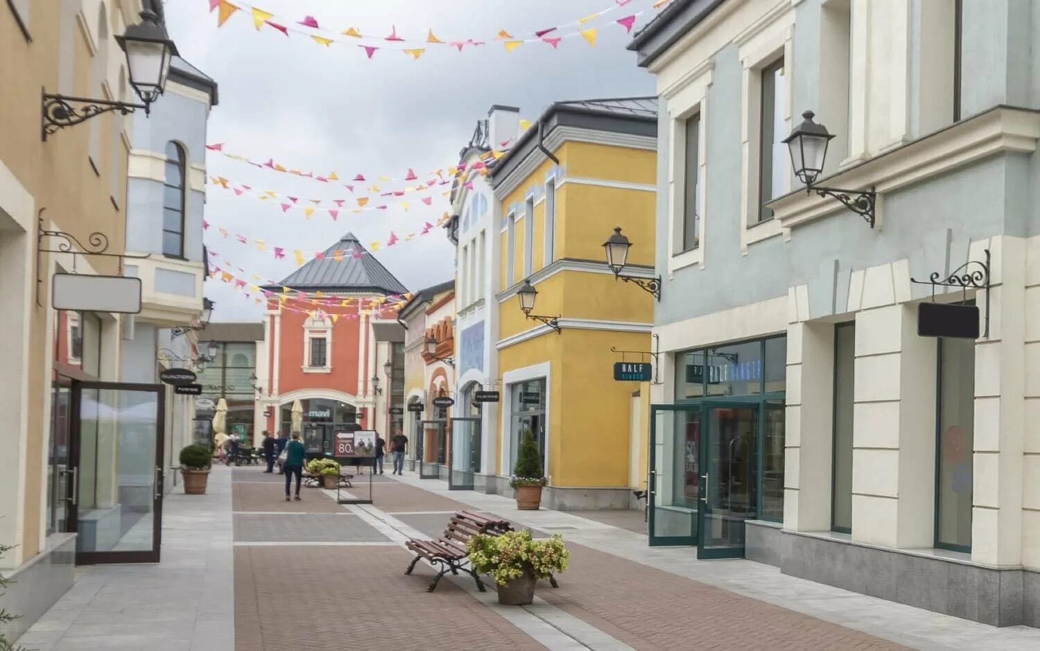 Outlet village котельники. Аутлет Вилладж Котельники. Аутлет белая дача Котельники. Аутлет Новорязанское шоссе. Аутлет Вилладж белая дача.