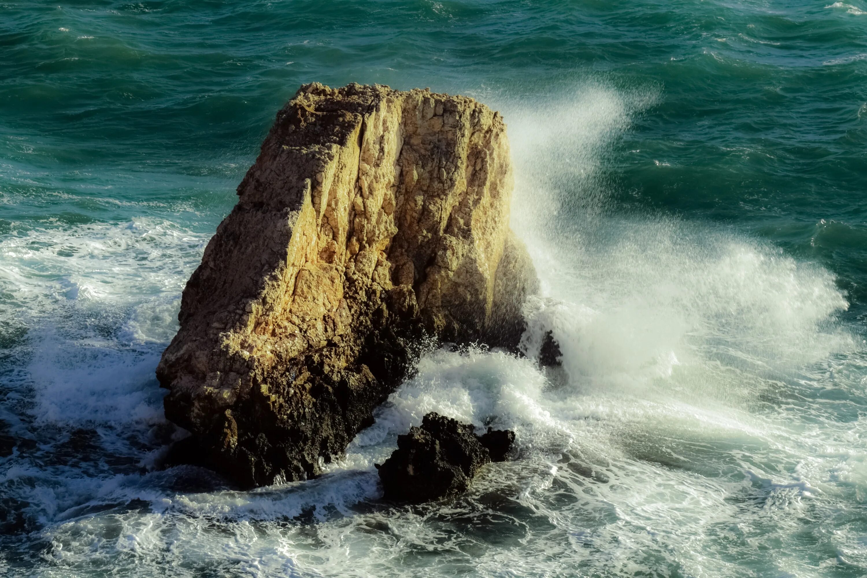 Разбиваются о берег. Волны и скалы. Бушующее море. Волны разбиваются о скалы. Море скалы большие волны.