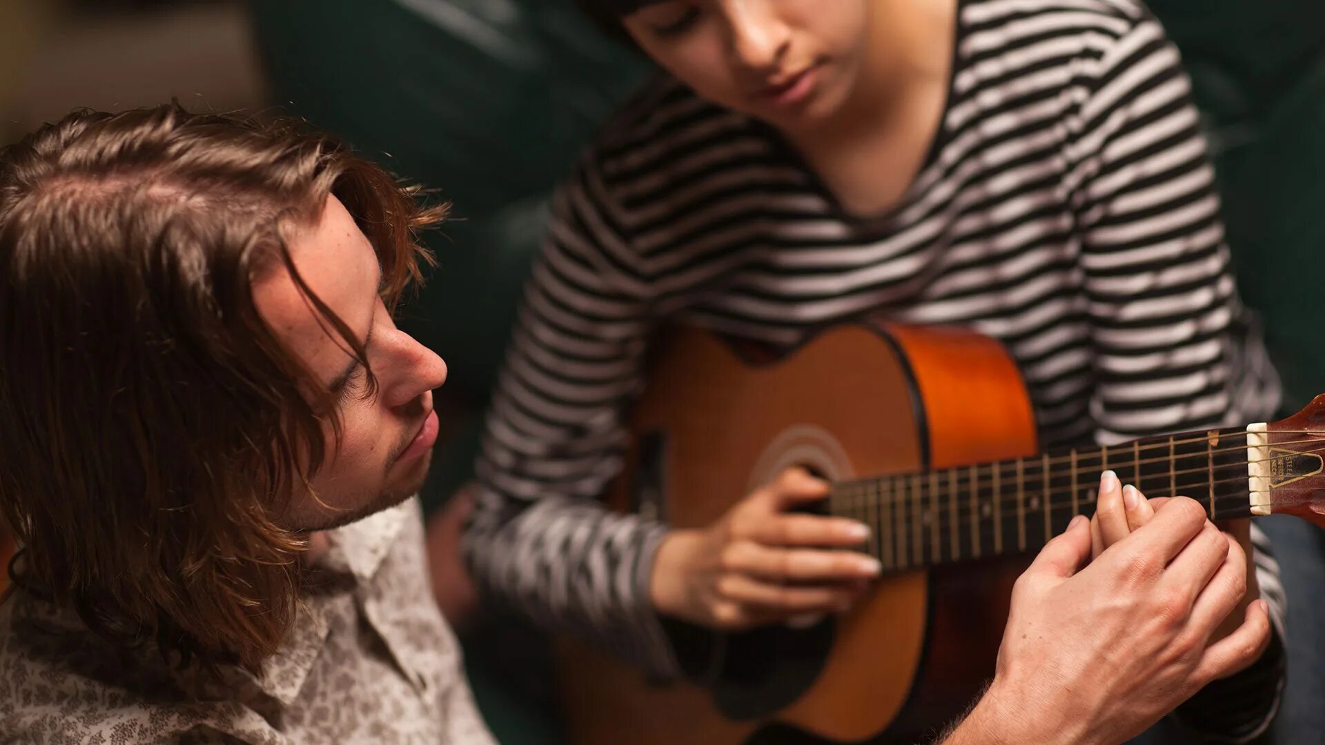 Пара с гитарой. Гитарист романтик. Пара музыкантов. Преподаватель игры на гитаре. Подросток с гитарой.