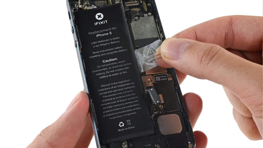 Сколько стоит замена аккумулятора айфон 13. Iphone 5s Battery Replacement. Менять батарейки айфон 5se. Замена АКБ 5s. Сгорел iphone АКБ.