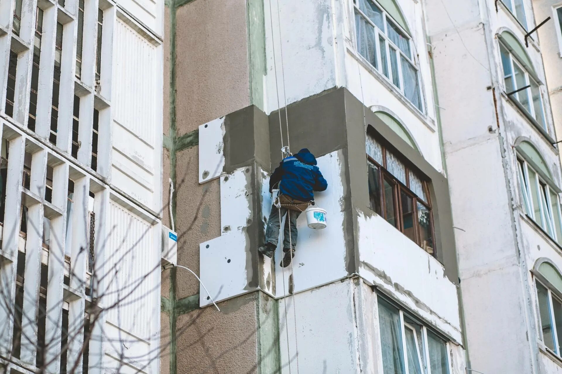 Утепление фасада мкд. Утепление фасада многоэтажного дома. утепление фасада балкона. утепление фасада лоджии снаружи. утеплить фасад многоквартирного дома.