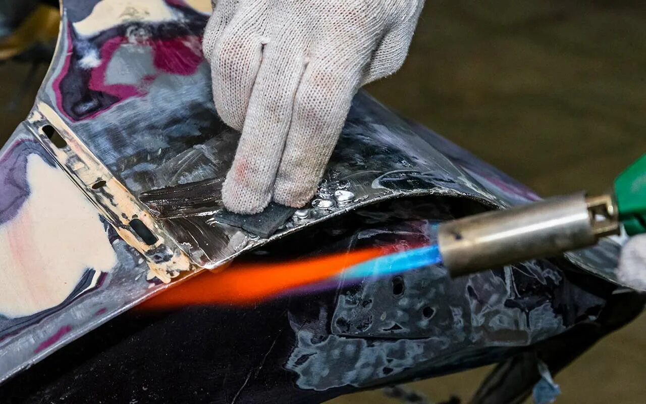 Лужение. Лужение металла оловом. Лужение. Лужение деталей. Лужение сварных швов автомобиля.