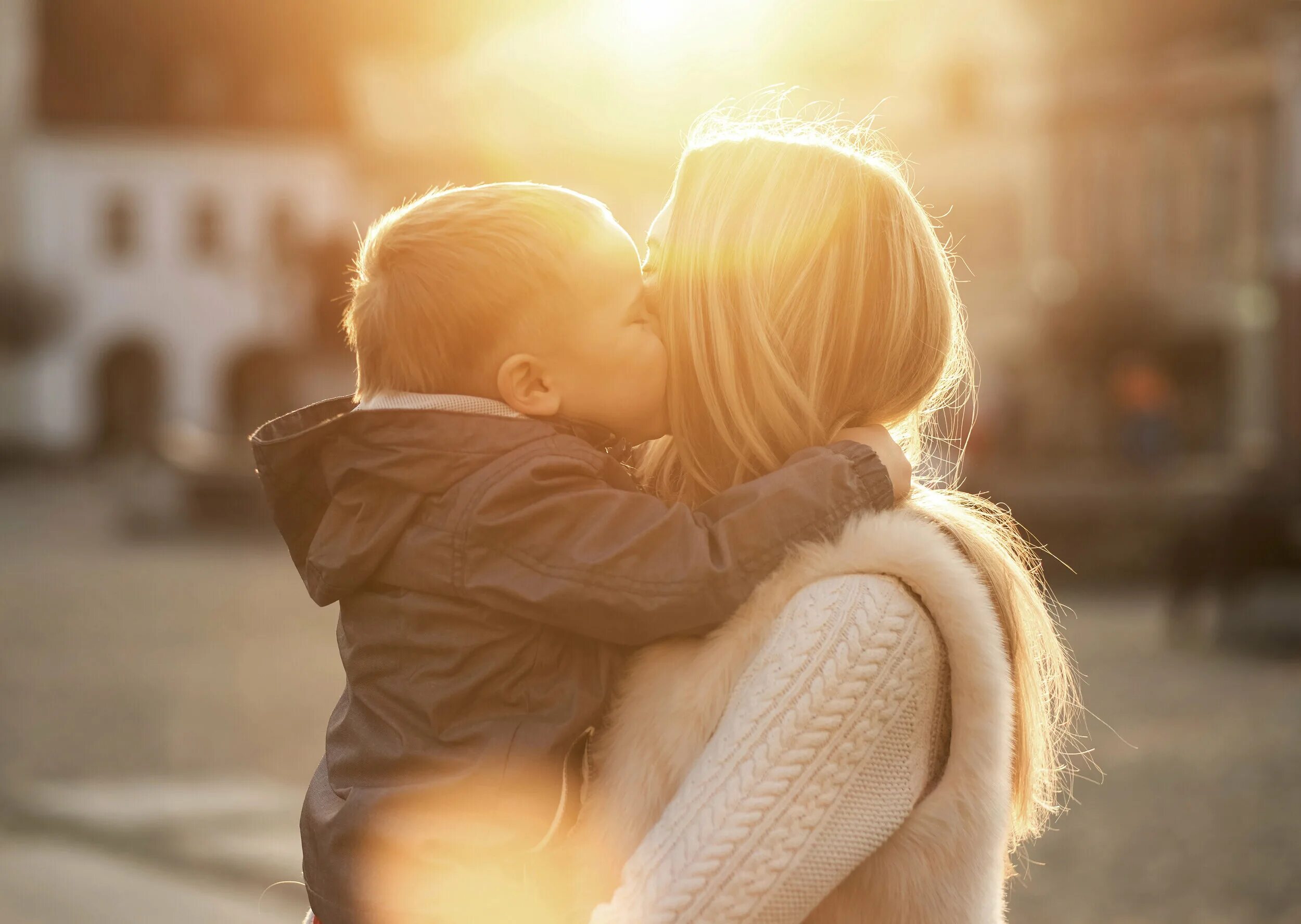 фотосессия мать и сын. девушка с ребенком на руках. фотосъемка мама с сыном. блондинка с младенцем. обнимайте детей.