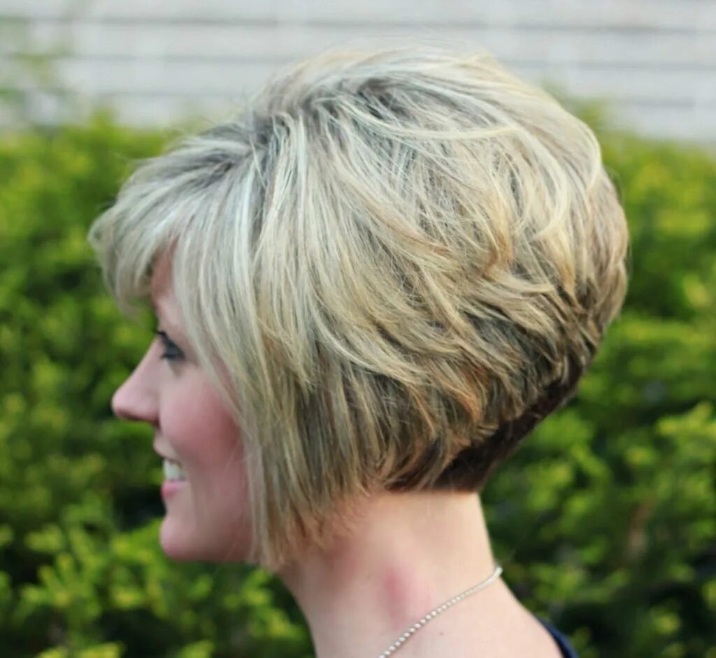 Стрижки для женщин за 50+, которые сделают вас моложе 2025 Wavy bob hairstyles, 