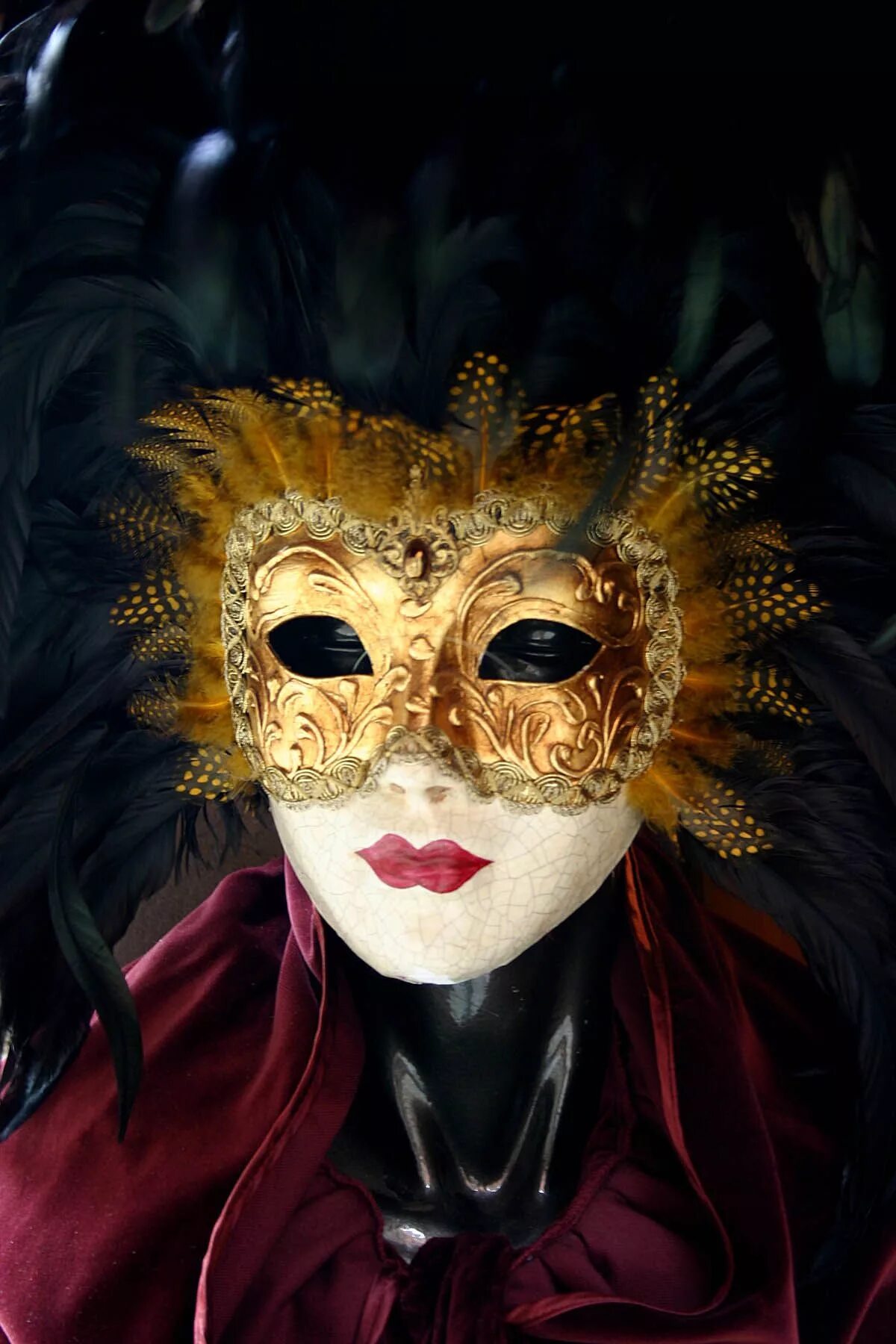 Венецианский карнавал 2023. Венецианская маска Маттачино. Маски венецианские карнавальные. Карнавальная маска лицо. Хорошие маски на телефон