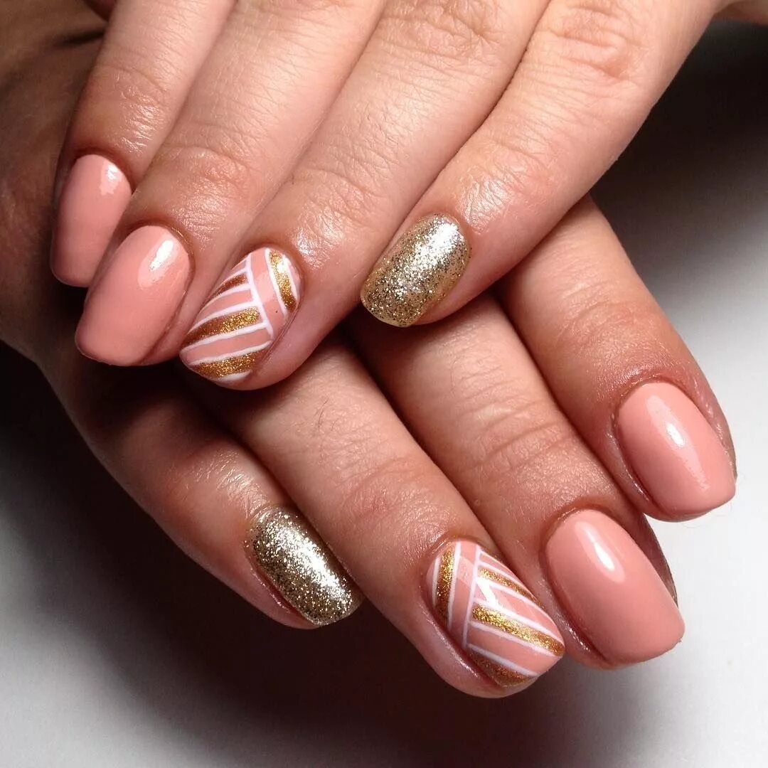 маникюр телесного цвета. нюдовый маникюр 2023 миндаль. бежевые ногти. маникюр в бежево розовых тонах. бежевые ногти.