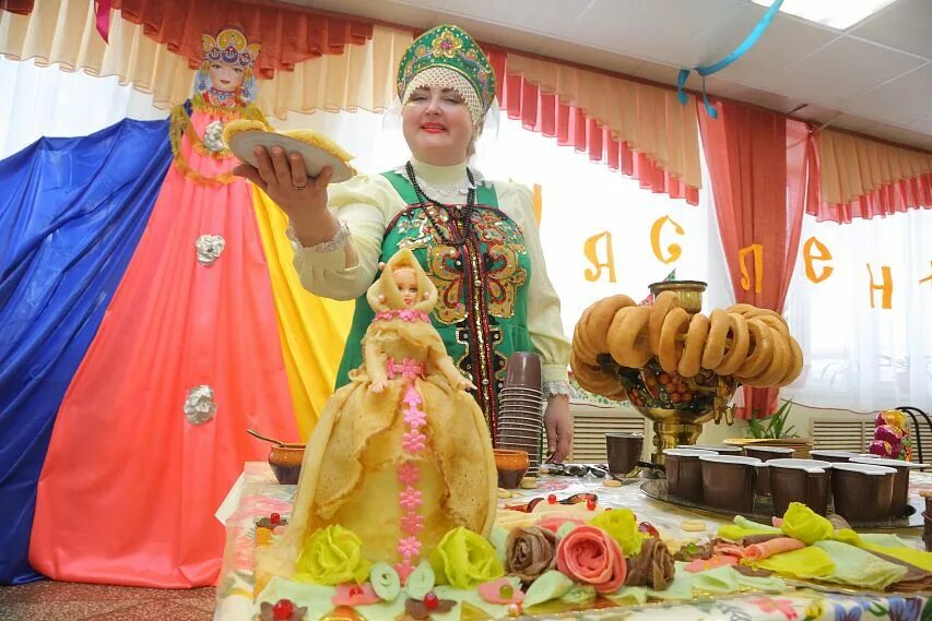 Традиционный атрибут женской одежды при праздновании масленицы. Украшения на Масленицу. Украшение магазина к Масленице. Украсить магазин к Масленице. Подворье на Масленицу.