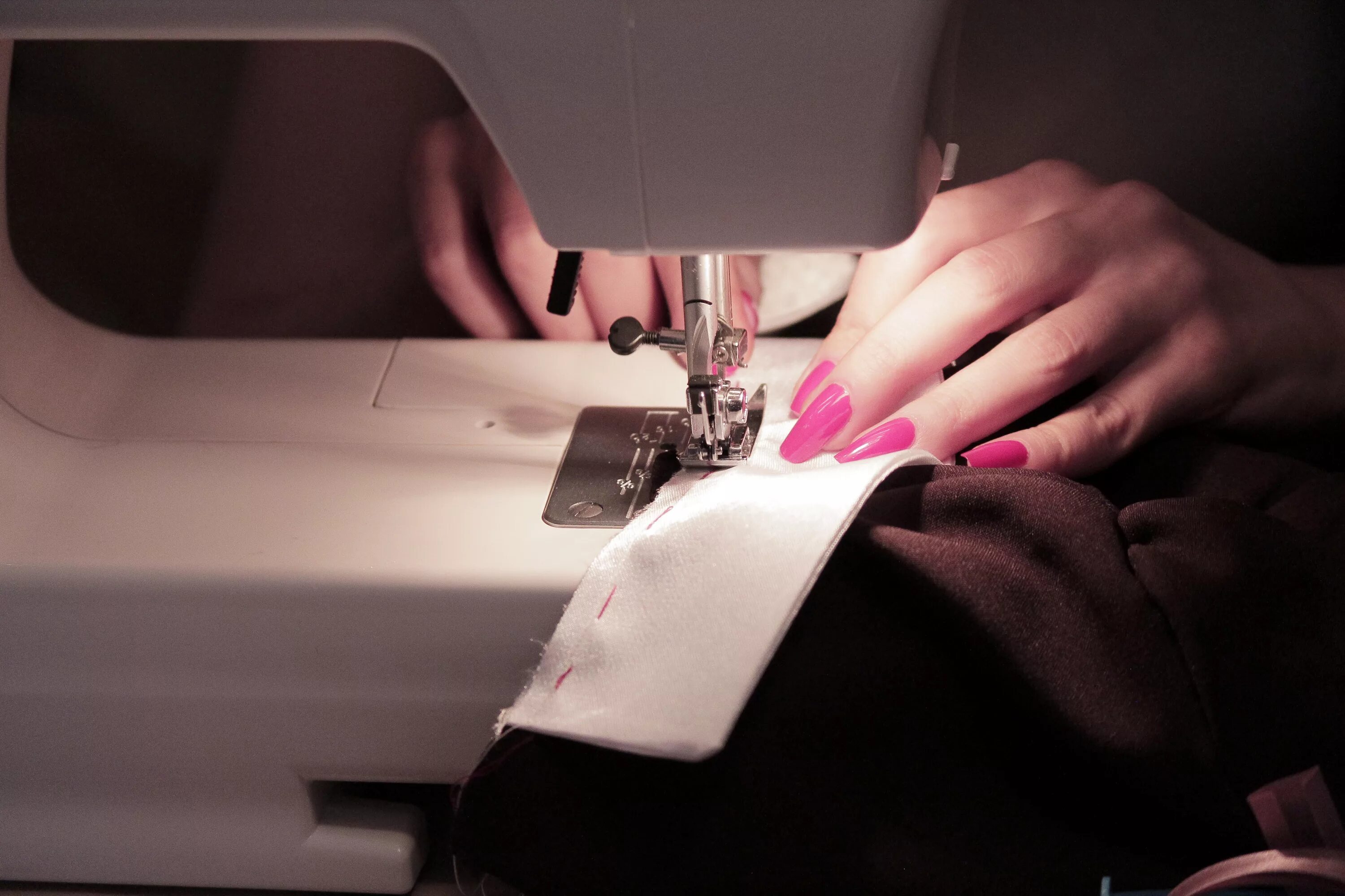 Дефекты швейной строчки. Причина пропуска стежков. Швейная машинка пмз регулятор натяжения верхней нитки,. Причины пропуска стежков в машинной строчке. Швейная машинка пмз схема заправки верхней нити.