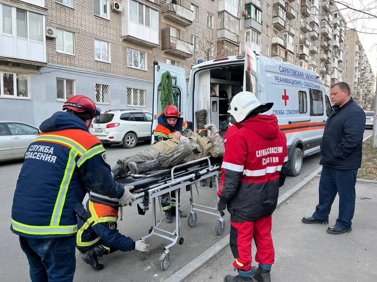 Службы спасения. Обрушение жилого дома. Обрушение дома в Саратове. Саратов последние новости на сегодня события происшествия