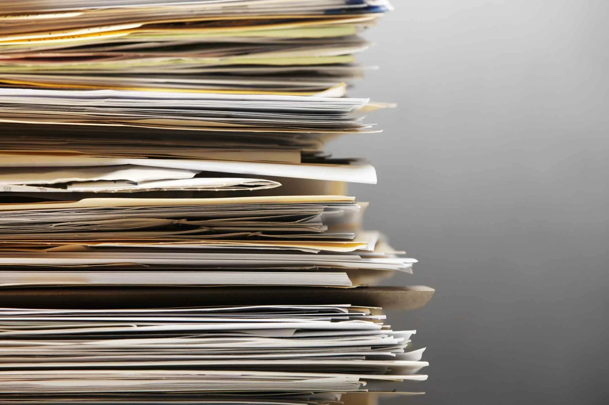 Куча документов. Девушка с кучей документов. Куча документов. Фотография на документы. Офисные документы.