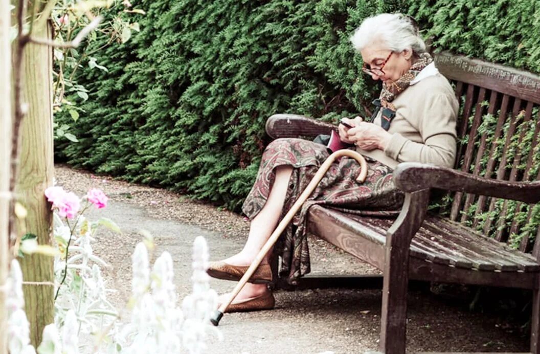 Старик сидит. Автор находится в преклонном возрасте несчастна жизнь. Старческая немощь. Пожилая женщина ругается. Автор находится в преклонном возрасте несчастна жизнь.