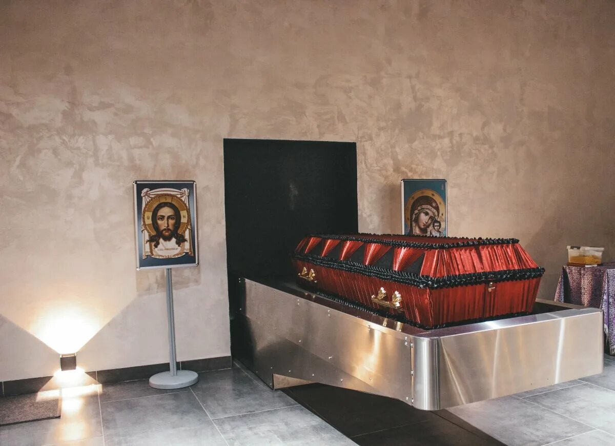 Прощание в крематории. Прощание в крематории. Церемония прощания в крематории. В екатеринбурге крематорий екатеринбург. Новосибирский крематорий отпевание.