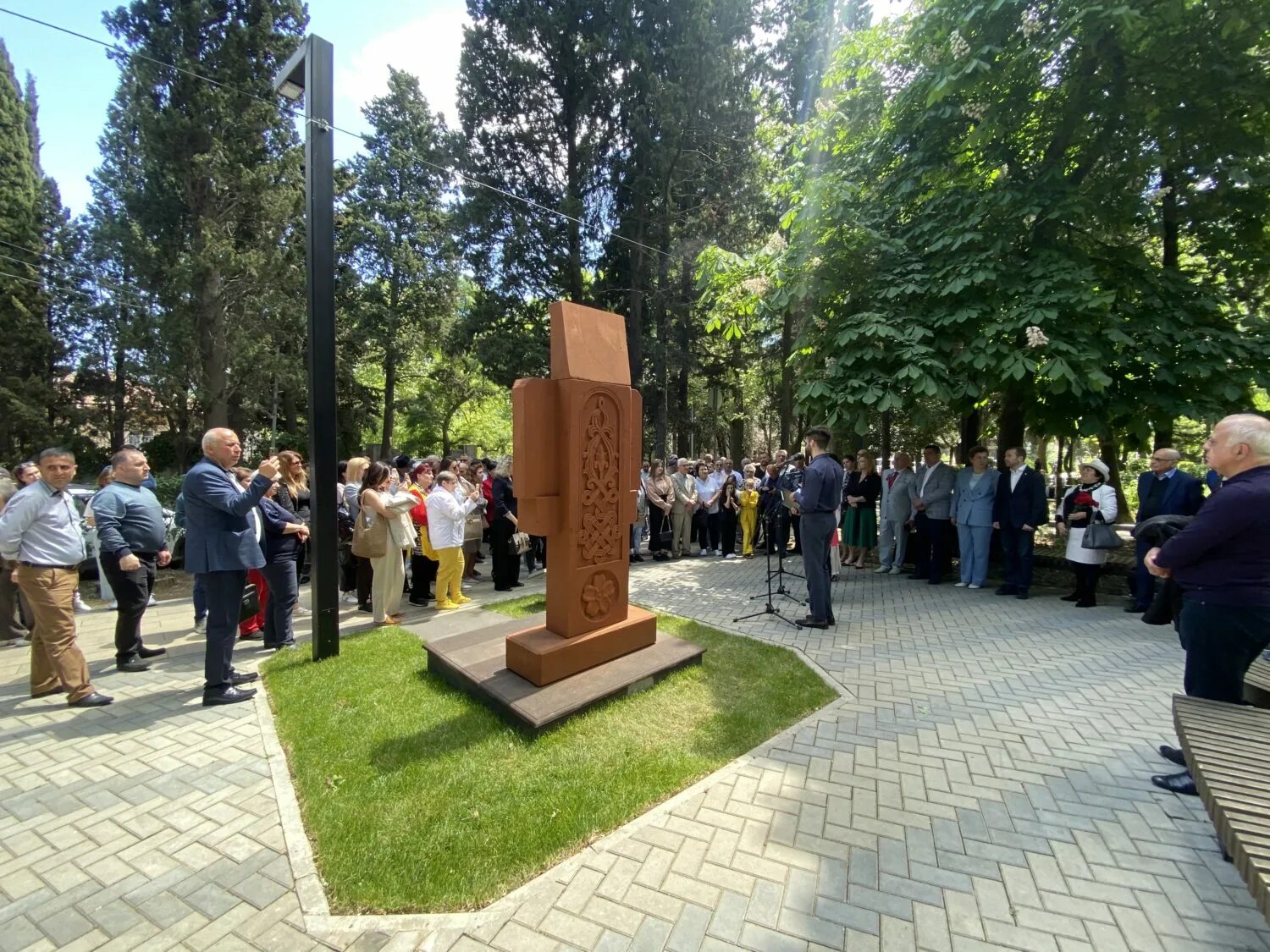 Памятники армянам. Памятник армяно-Российской дружбы. Памятник русско армянской дружбе. Армянские памятники в России. Памятники у армян.