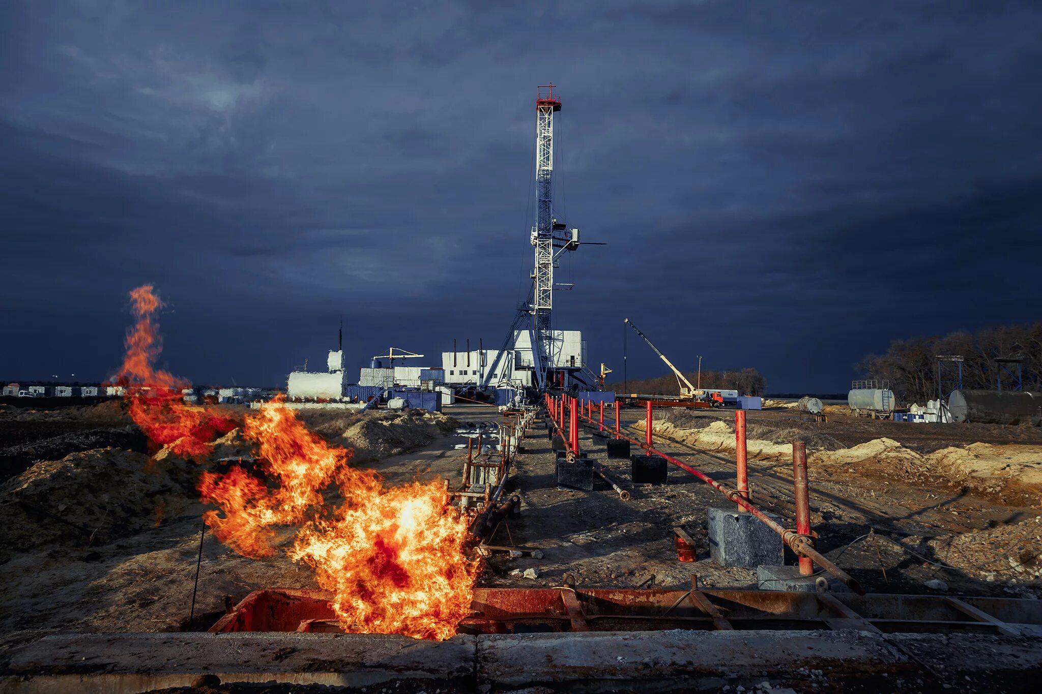 Скважина добычи газа. Факел Киринское ГКМ. Егурьяхское месторождение РУССНЕФТЬ. Месторождения газа.