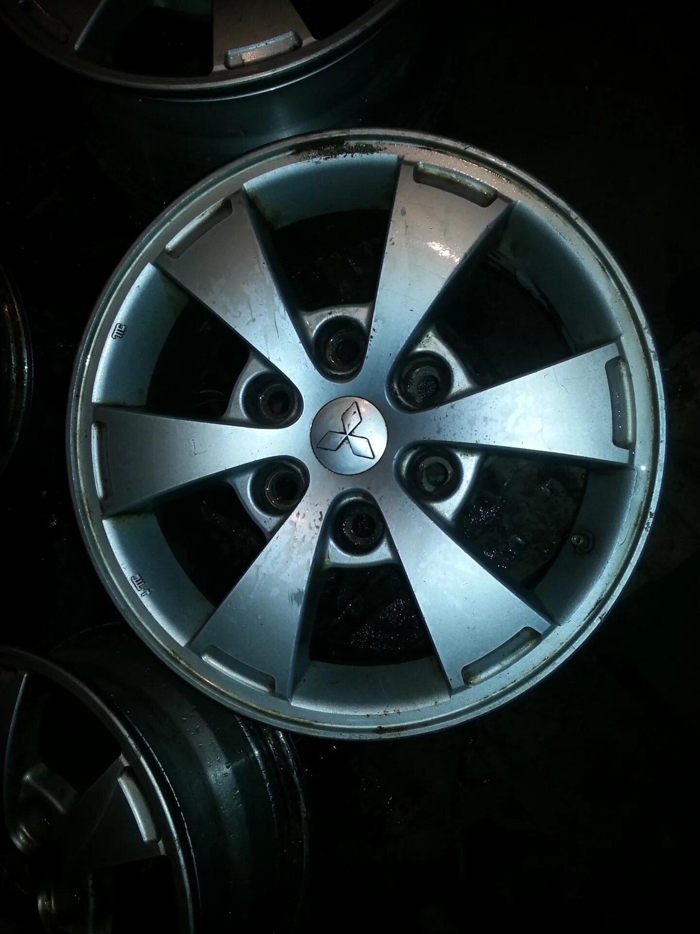 Диски r 18 peugeot 4008 outlander 3. Mitsubishi l200 r16 диск колесный. Диск титановый митсубиси 18. Mitsubishi asx диски r16. Диски mitsubishi r16 галант.