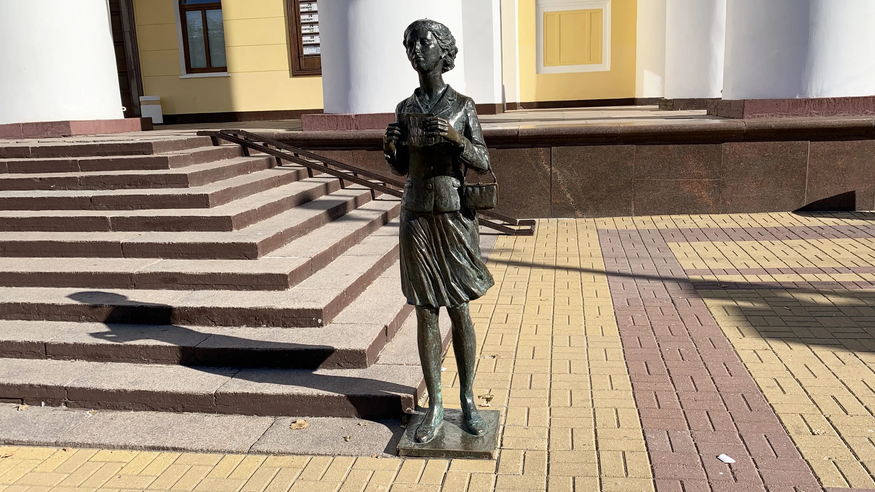 Калуга памятник театралка. Калуга скульптура городовой. Человек и труд памятник калуга. Памятник александру островскому у малого театра. Театральные памятники.