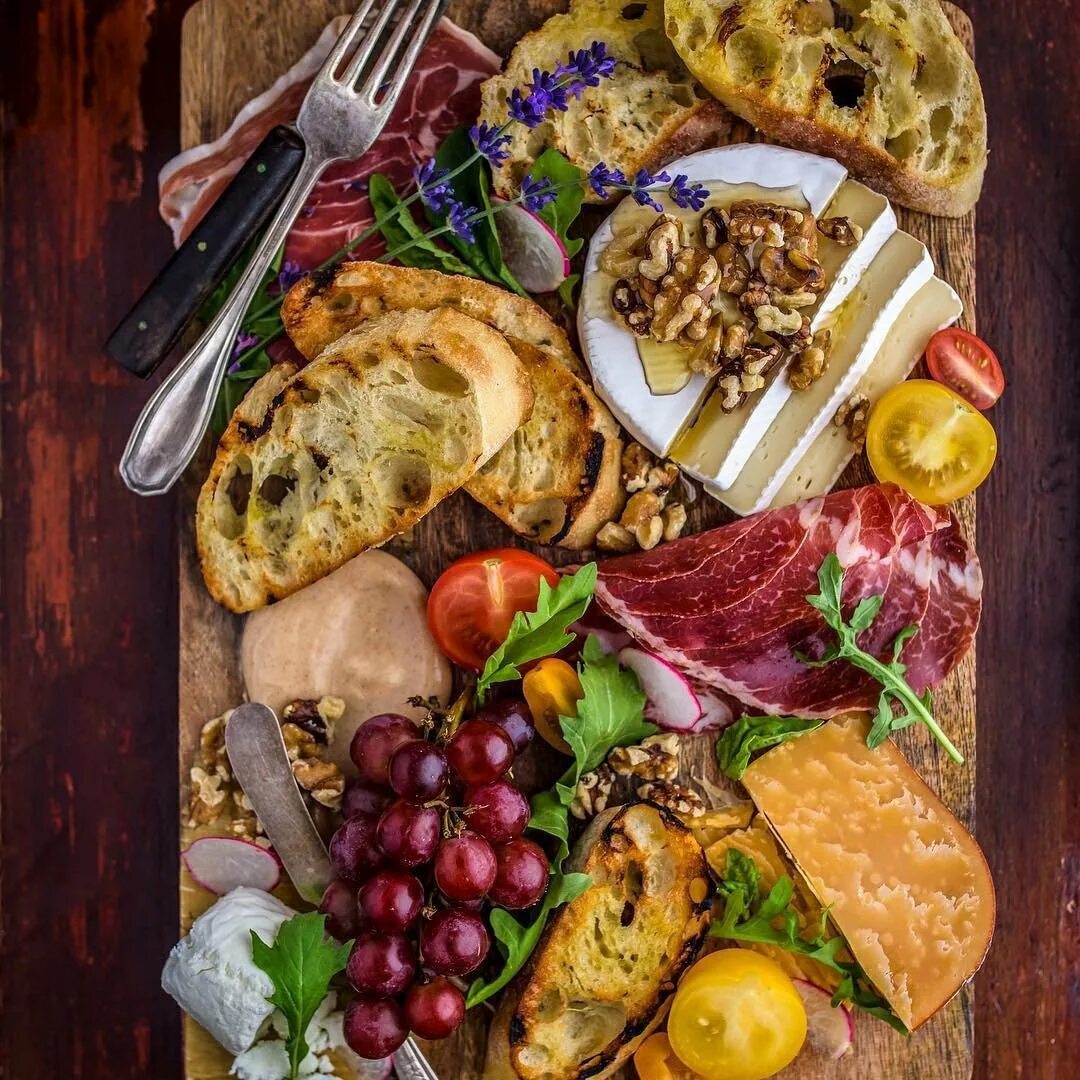Изобилие еды. Шикарный стол с едой. Блюда на столе. Европейская кухня. Красивый стол с едой.