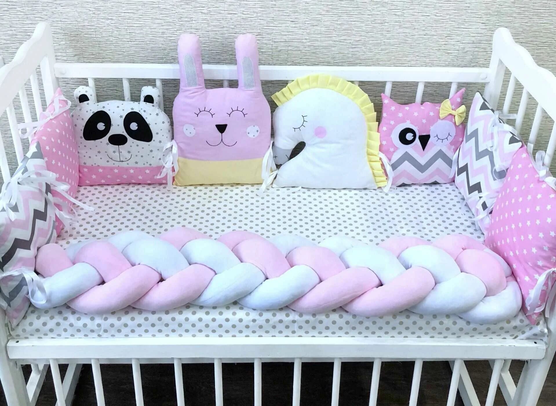 Бортики в кроватку для новорожденных. Бортик в кроватку валик. Бортики для детской кроватки. Красивые бортики в кроватку. Бортики в кровать для новорожденных.