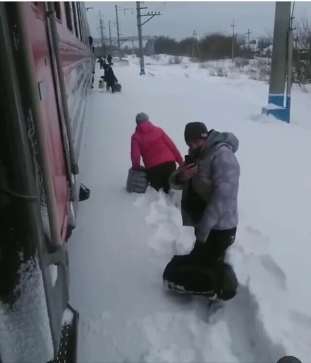 Пробираться по сугробам