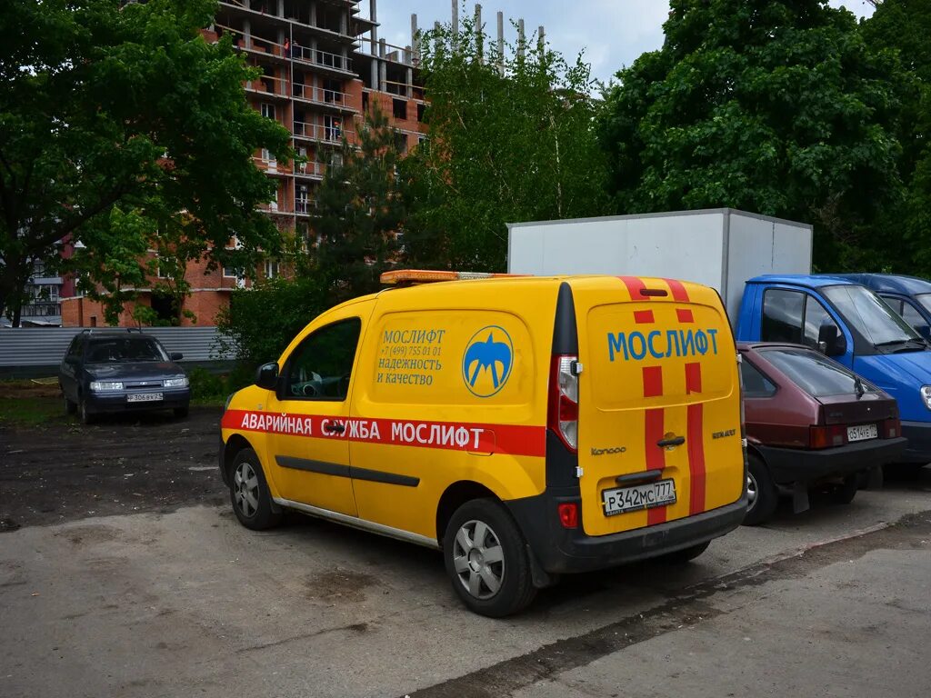 Левобережная аварийная служба. Аварийная машина Мослифт. Автомобиль аварийной службы. Аварийная служба Мослифт. Автомобиль машина аварийная лифтовая.