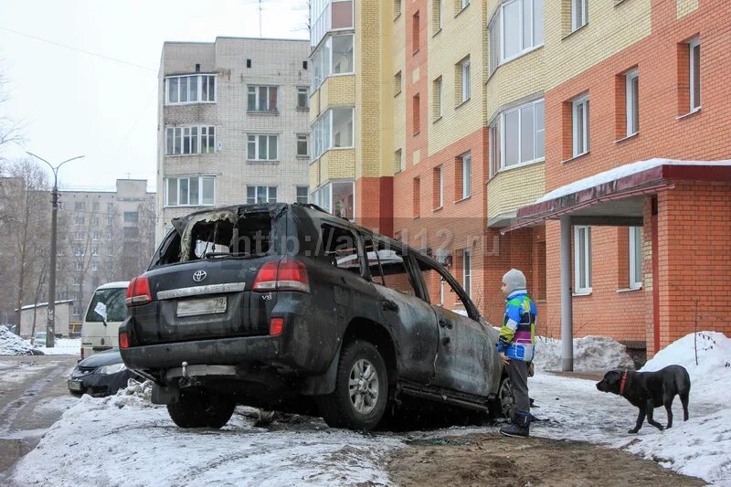 Горит ленд крузер. Сгорел land cruiser 200. горящий ленд крузер. сгоревший крузак 100.