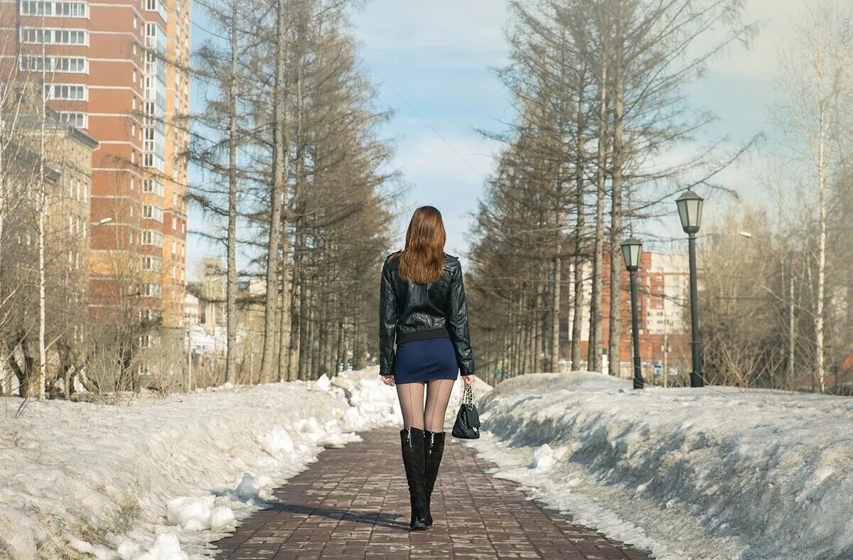 Женщины зимой в городе. В мини юбке зимой. зимой в короткой юбке. девушки зимой в юбках. девушка в короткой юбке зимой.