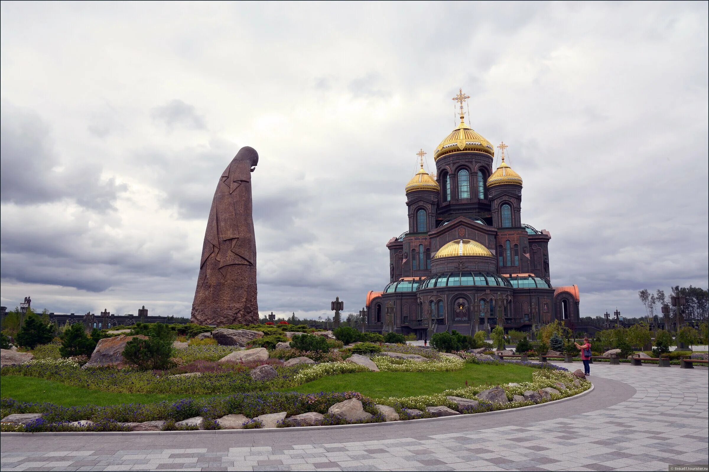 Кубинка храм парк. Храм Воскресения Христова в парке Патриот. Храм Вооружённых сил России парк Патриот. Памятник храм Вооружённых сил в Подмосковье. Храм вс РФ В парке Патриот.