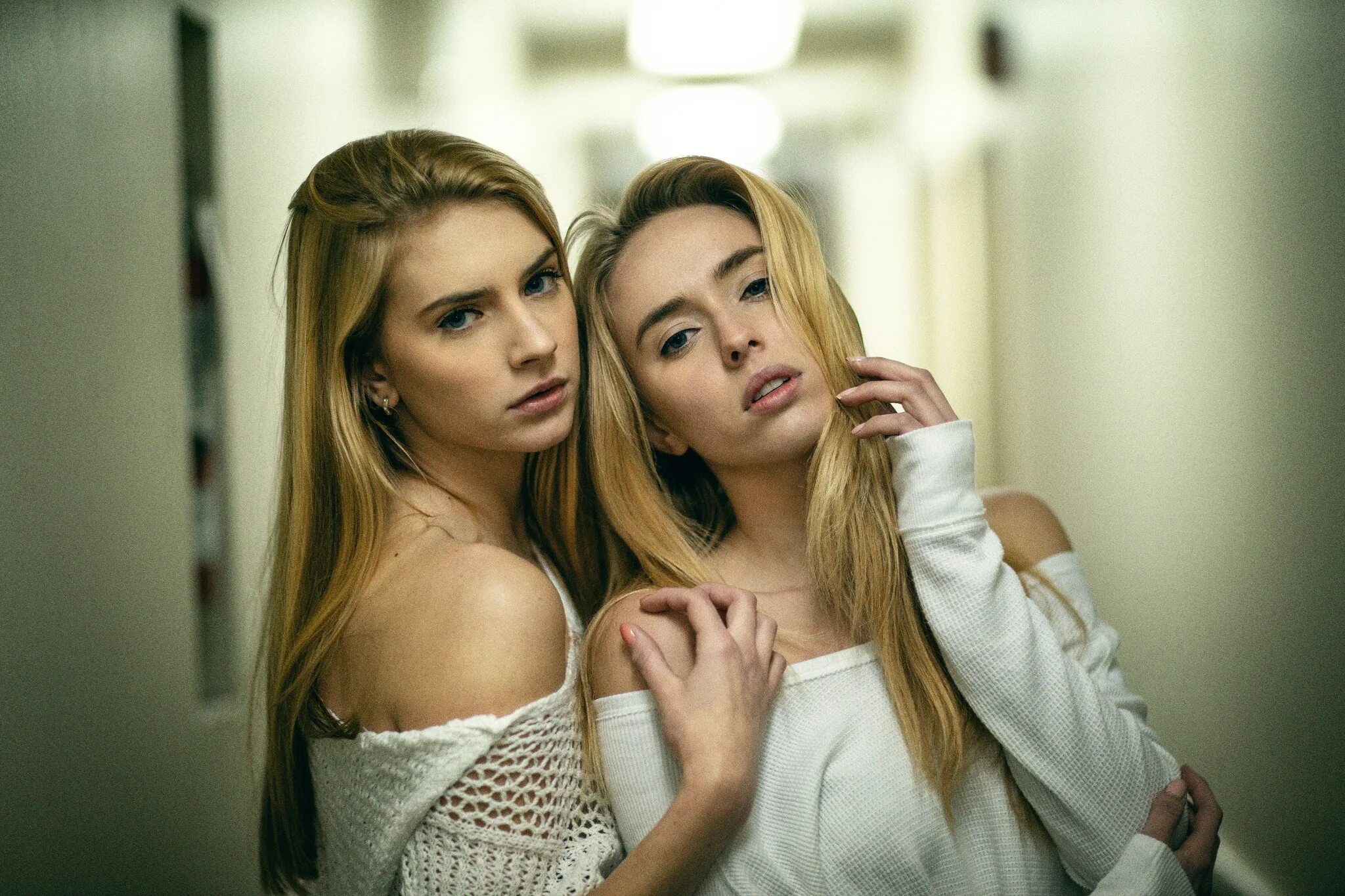 Два 2 2 две девушки. Две девушки. две красивые девушки. две красивые подруги. фотосессия двух девушек.