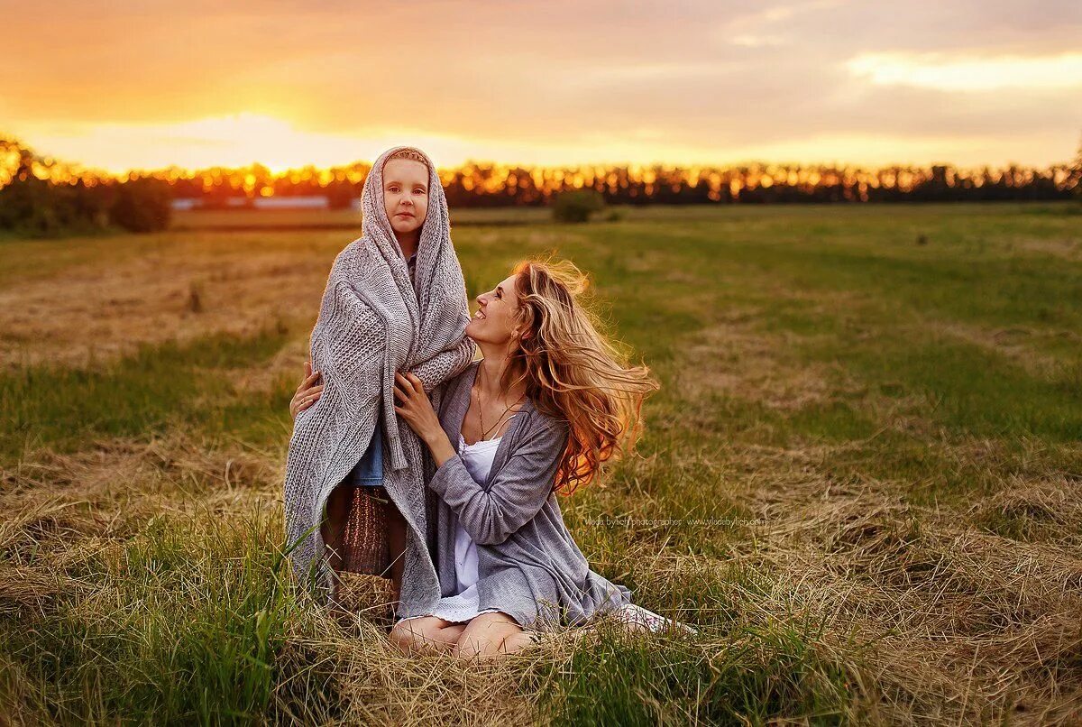 Фотосессия мама с дочкой в поле. Фотосессия в пшеничном поле. Фотосессия мама и дочь в деревне. Семейная фотосессия в поле. Мама дочка деревни