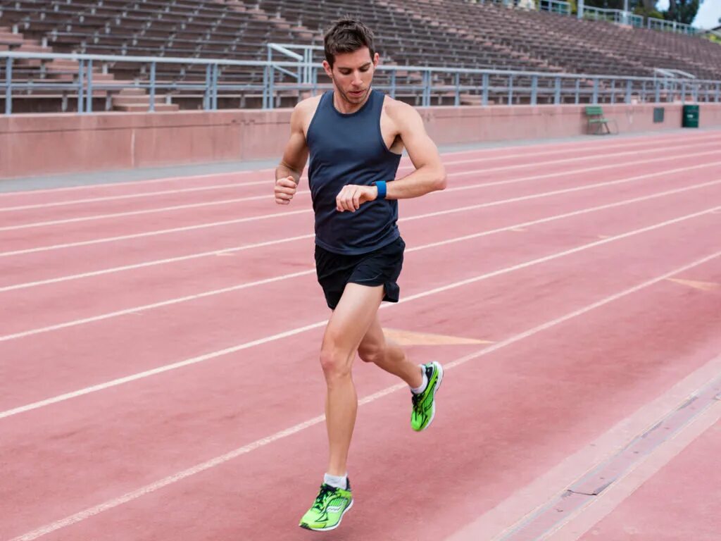 За 1 час спортсмен пробежал 8910 метров. Спортсмен бежит. Спортсмены бегуны. Тренировка бегунов.