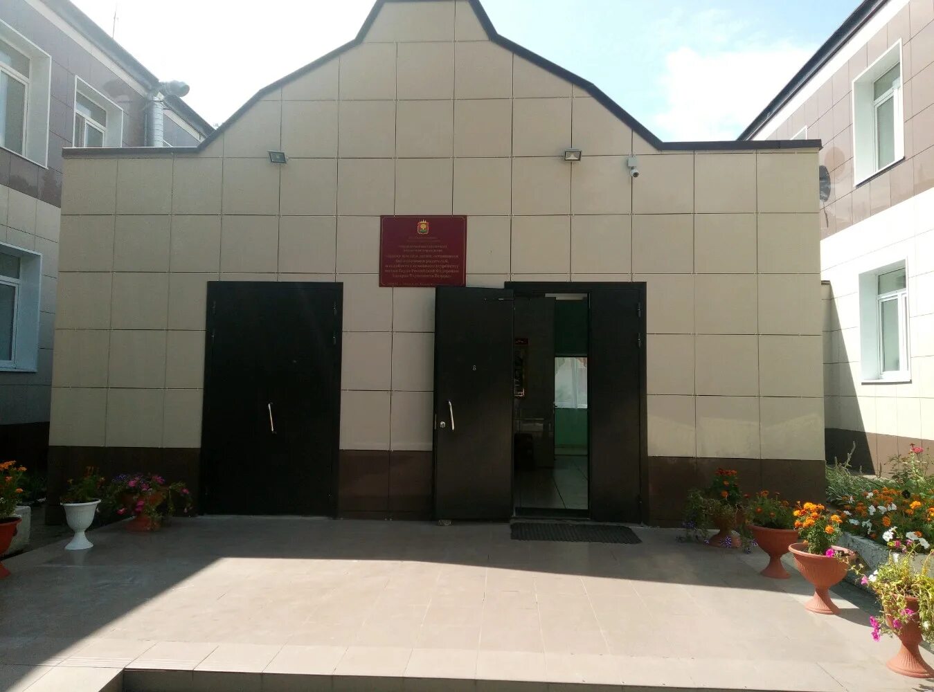 Дом центр помощи. Дом центр помощи. Кризисный центр для мам с детьми. Детский дом липецк коммунистическая 27. Барнаул центр помощи детям оставшимся без попечения родителей.