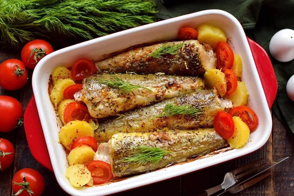 Как приготовить минтай в духовке вкусно рецепт. Минтай в духовке. Блюда из минтая с овощами. Минтай с овощами в духовке. Рыба запеченная с овощами.