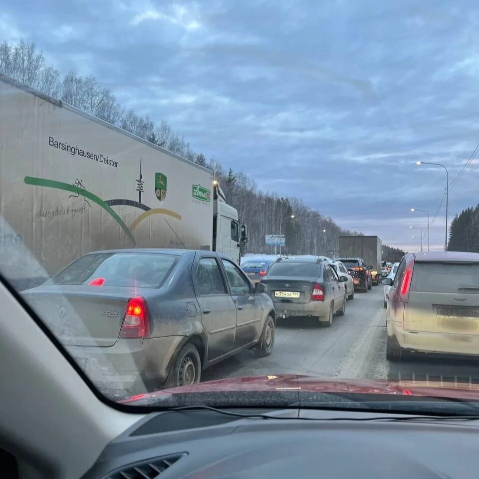 Трасса екб пермь. Автомобильная пробка. Пробка на трассе пермь екатеринбург. Машины автодрона первоуральск. Выезд из екатеринбурга.