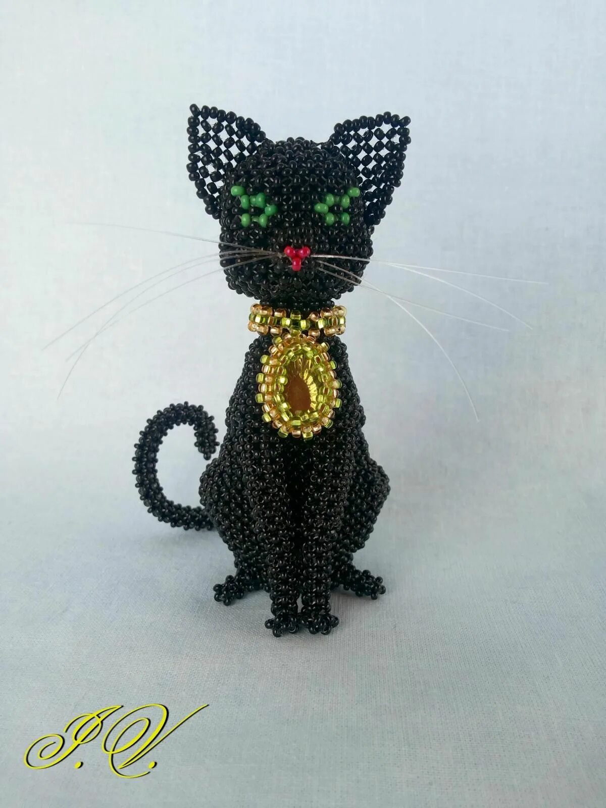 Как сделать из бисера кошку. Поделка из бисера котенок. Плетение из бисера игрушки. Мордочка кота из бисера. Котята из бисероплетения для начинающих.