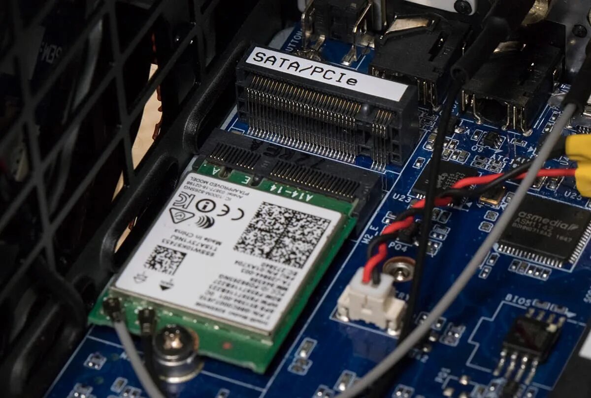 Установка m2 nvme. Слот под m2 ssd. слот под ssd m2 m. ssd m2 nvme разъем. слот m.2 для ssd.