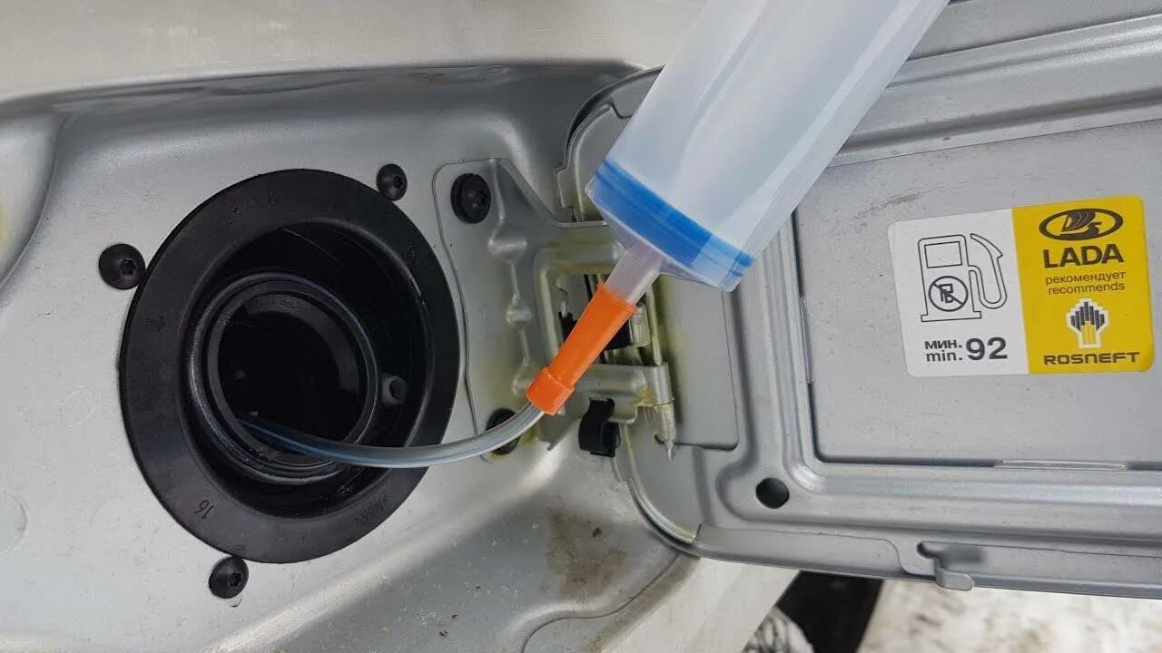 Слив бензина из бака. Заливная горловина топливного бака ваз 2114. Как слить бензин через горловину бака. Лада гранта слить бензин с бака шлангом. Насос для откачивания бензина из бака автомобиля.