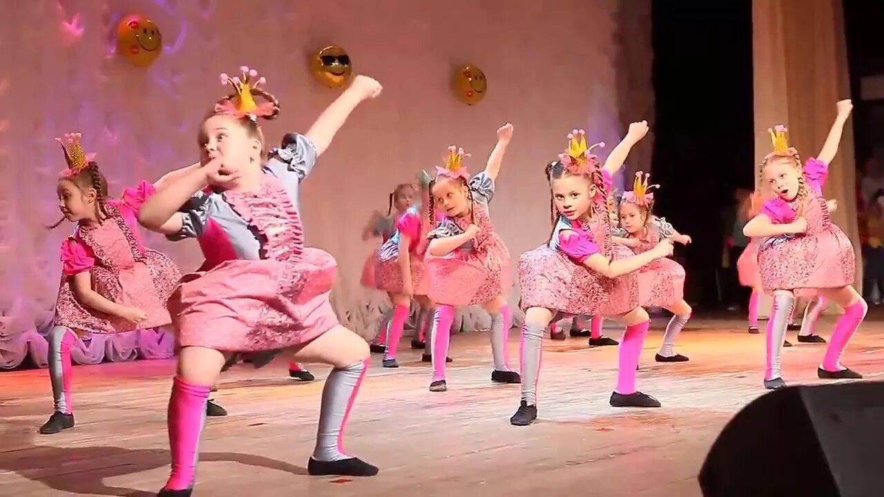 Танец принцесс в детском саду. Детский танец принцессы. танец принцесс дети. панда чистополь танцы. дети танцуют танец принцесс.