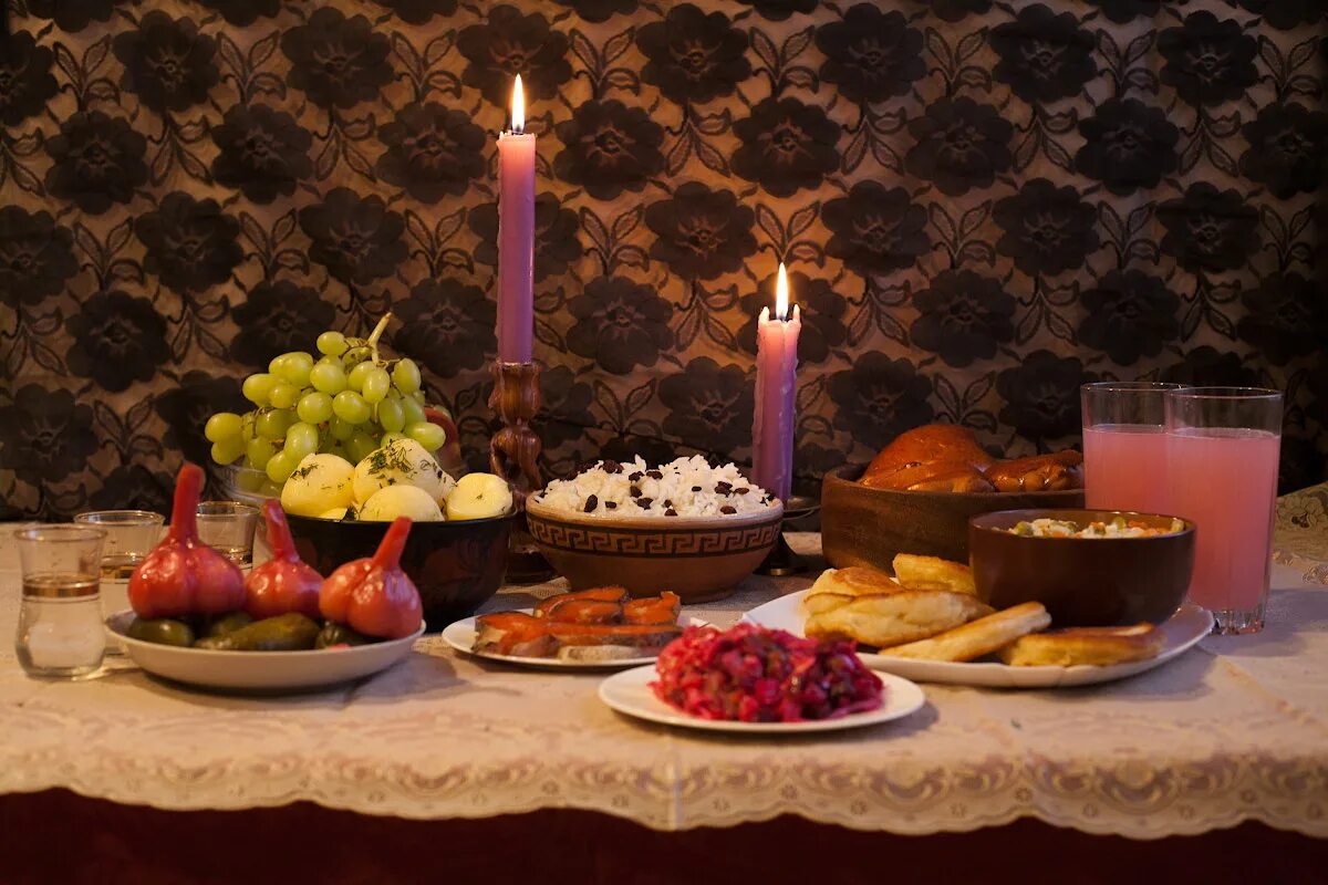 Еда на поминки. Накрытый стол с едой. стол на поминки. поминальный обед. продукты на поминальный стол.