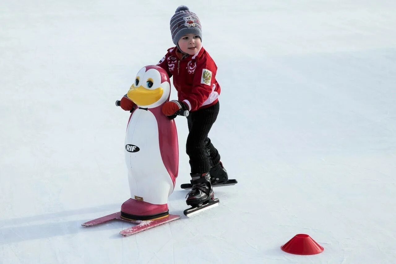 Каток 3 года. Дети на коньках. Катание на коньках. Дети катаются на коньках. Пингвин для катания на коньках.