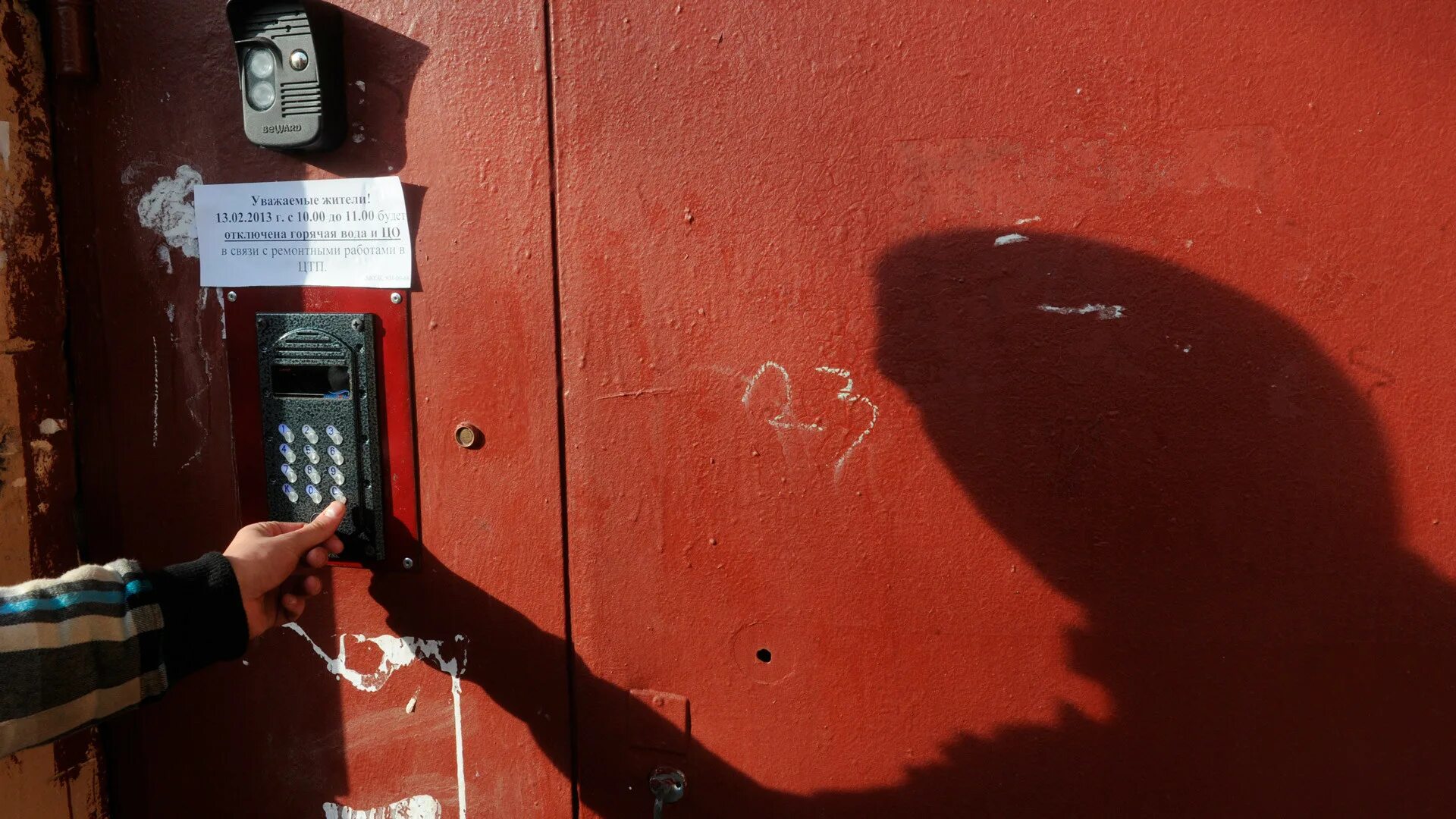 Не открывается дверь подъезда. Дверь в подъезд. Не открывается дверь подъезда. Дверь входная сосед. Ручка для подъездной двери.