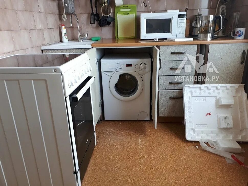 Встраиваемая стиральная машинка под столешницу икеа метод. Угловые столешницы под стиральную машину. Стиральная машинка на кухне под столешницей. Монтаж столешницы под стиральную машину. Столешница для стиралки на кухню.